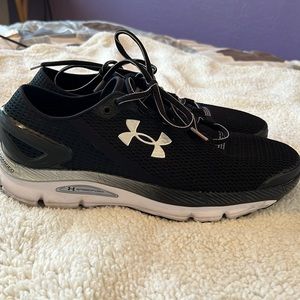 Like New! Under Armour black running tennis shoes!